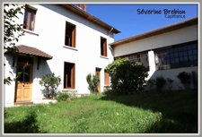 Ensemble immobilier avec une maison, 2 appartements loués, 2 garages, 3 ateliers à Chabreloche.