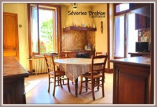 Ensemble immobilier avec une maison, 2 appartements loués, 2 garages, 3 ateliers à Chabreloche.