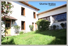 Ensemble immobilier avec une maison, 2 appartements loués, 2 garages, 3 ateliers à Chabreloche.