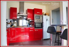Charmante maison de 156 m², 3 chambres, garage, terrain plat et clôturé, PAC, tout à l'égout, au cœur de Chabreloche