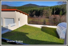 Maison 93 m², bâtie en 2002, 2 chambres avec la possibilité d'en créer une troisième, terrasse, garage + garage double  ARCONSAT (63)