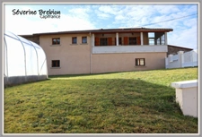 Maison 93 m², bâtie en 2002, 2 chambres avec la possibilité d'en créer une troisième, terrasse, garage + garage double  ARCONSAT (63)
