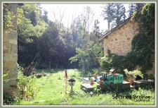 🏡 Maison rénovée en pierre de 166 m², 4 chambres, vaste séjour, dépendance, assainissement OK, avec ancien moulin et terrain de 1,8 hectare à Saint-Rémy-sur-Durolle
