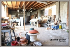 Ensemble immobilier avec une maison, 2 appartements loués, 2 garages, 3 ateliers à Chabreloche.