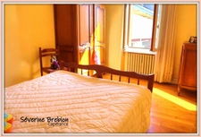 Ensemble immobilier avec une maison, 2 appartements loués, 2 garages, 3 ateliers à Chabreloche.