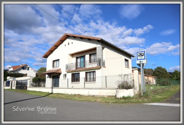 Charmante maison de 156 m², 3 chambres, garage, terrain plat et clôturé, PAC, tout à l'égout, au cœur de Chabreloche