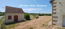 5 minutes from Génelard, in a quiet location, a single-storey stone house, renovated in 2025, with 118.50 m² of living space and 135 m² of convertible attic space, on a plot of 2,161 m²