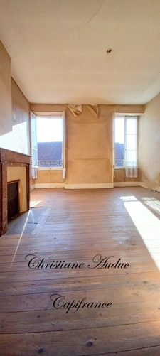 Between Cluny and Charolles, a 144 m² village center house to renovate, on a 257 m² plot of land.