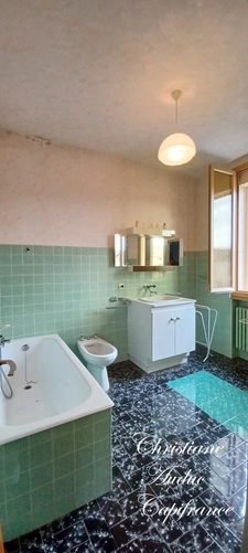 Entre Cluny et Charolles, maison de centre bourg de 153 m², avec 2 logements.