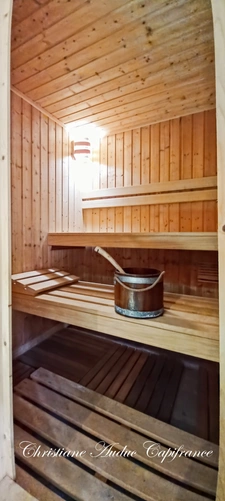 Between Cluny and Charolles, a property complex with 3 gîtes, totaling 190 m², on a 6,000 m² plot.