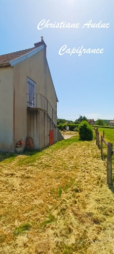 5 minutes from Génelard, in a quiet location, a single-storey stone house, renovated in 2025, with 118.50 m² of living space and 135 m² of convertible attic space, on a plot of 2,161 m²