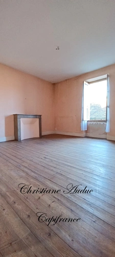 Between Cluny and Charolles, a 144 m² village center house to renovate, on a 257 m² plot of land.