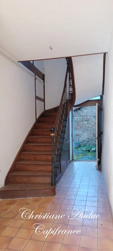 Between Cluny and Charolles, a 144 m² village center house to renovate, on a 257 m² plot of land.