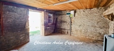 5 minutes from Génelard, in a quiet location, a single-storey stone house, renovated in 2025, with 118.50 m² of living space and 135 m² of convertible attic space, on a plot of 2,161 m²