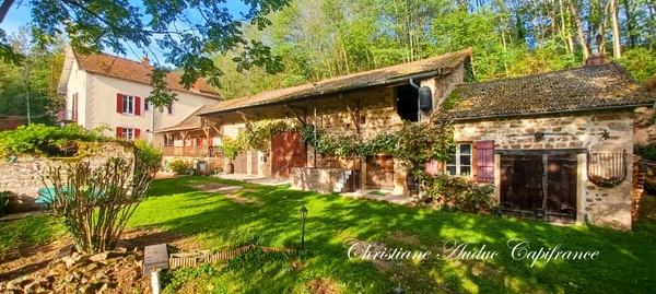 Entre Cluny et Charolles, ensemble immobilier avec 3 gîtes, d'une surface de 190 m², sur terrain de 6 000 m²