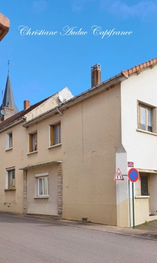 Entre Cluny et Charolles, maison de centre bourg de 153 m², avec 2 logements.