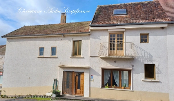 Entre Cluny et Charolles, maison de centre bourg de 153 m², avec 2 logements.