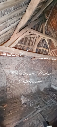 Suin, Ancien corps de ferme en pierre, de 133 m², avec fort potentiel de développement, sur 1 500 m² de terrain
