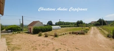 5 minutes from Génelard, in a quiet location, a single-storey stone house, renovated in 2025, with 118.50 m² of living space and 135 m² of convertible attic space, on a plot of 2,161 m²