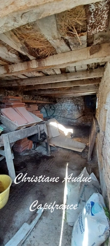 Entre Charolles, La Clayette et Paray le Monial, ancien corps de ferme en pierres, à rénover, sur parcelle de terrain de 900 m² environ.