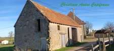 Entre Charolles, La Clayette et Paray le Monial, ancien corps de ferme en pierres, à rénover, sur parcelle de terrain de 900 m² environ.