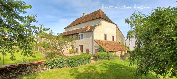 Ancienne ferme de caractère proche de Cluny, sur une parcelle de terrain de plus de 5 000 m² de terrain