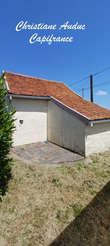 5 minutes from Génelard, in a quiet location, a single-storey stone house, renovated in 2025, with 118.50 m² of living space and 135 m² of convertible attic space, on a plot of 2,161 m²