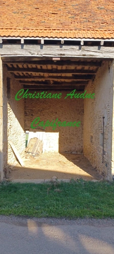 Between Charolles, La Clayette and Paray le Monial, old stone farmhouse, to be renovated, on a plot of land of approximately 900 m².