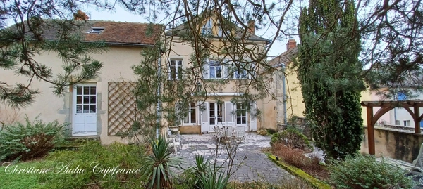 Entre Cluny et Charolles, maison de centre bourg de 180 m² à rénover, sur parcelle de terrain de 508 m²