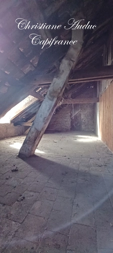 Between Cluny and Charolles, a 144 m² village center house to renovate, on a 257 m² plot of land.