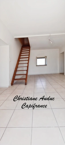 5 minutes from Génelard, in a quiet location, a single-storey stone house, renovated in 2025, with 118.50 m² of living space and 135 m² of convertible attic space, on a plot of 2,161 m²