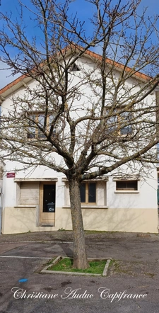 Entre Cluny et Charolles, maison de centre bourg de 153 m², avec 2 logements.