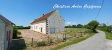 5 minutes from Génelard, in a quiet location, a single-storey stone house, renovated in 2025, with 118.50 m² of living space and 135 m² of convertible attic space, on a plot of 2,161 m²