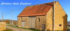 Entre Charolles, La Clayette et Paray le Monial, ancien corps de ferme en pierres, à rénover, sur parcelle de terrain de 900 m² environ.