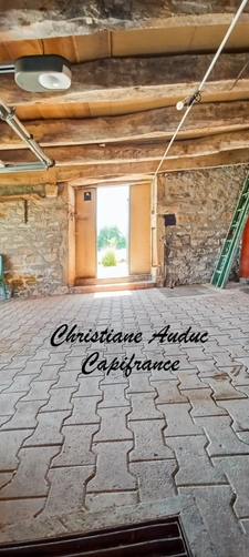 5 minutes from Génelard, in a quiet location, a single-storey stone house, renovated in 2025, with 118.50 m² of living space and 135 m² of convertible attic space, on a plot of 2,161 m²
