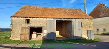 Between Charolles, La Clayette and Paray le Monial, old stone farmhouse, to be renovated, on a plot of land of approximately 900 m².