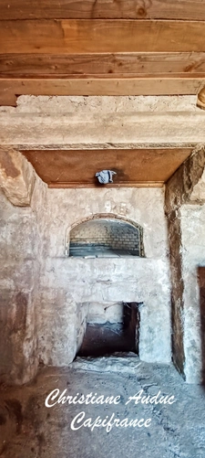 5 minutes from Génelard, in a quiet location, a single-storey stone house, renovated in 2025, with 118.50 m² of living space and 135 m² of convertible attic space, on a plot of 2,161 m²