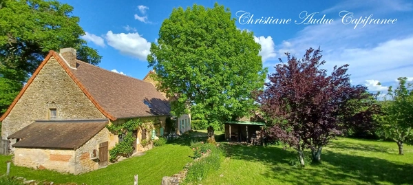 Entre Charolles et Paray le Monial , Maison en pierres de 165 m², avec potentiel de développement, sur terrain de près de 7 000 m² 