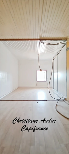 5 minutes from Génelard, in a quiet location, a single-storey stone house, renovated in 2025, with 118.50 m² of living space and 135 m² of convertible attic space, on a plot of 2,161 m²