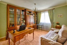 Family home with swimming pool on the outskirts of Lyon