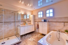 Family home with swimming pool on the outskirts of Lyon