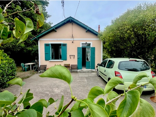 Maison de 50 m2 plus studio 30 m2, un garage à réhabiliter à vendre 3pièces PESSAC (33)