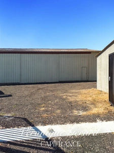 HANGAR POLYVALENT DE 200 M2 PLUS GARAGE SUR TERRAIN CLOS