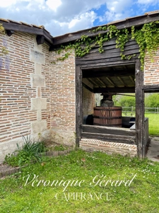 Belle Girondine avec Gîte et boxes pour chevaux à SAINT CHRISTOPHE DE DOUBLE sur 12000M² de terrain. 