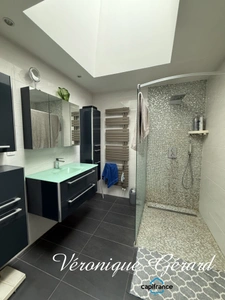 BELLE MAISON EN PIERRE DE TAILLE DE 252 M², 7 CHAMBRES, COMBLES AMÉNAGEABLES, JARDIN PAYSAGER,3 GARAGES