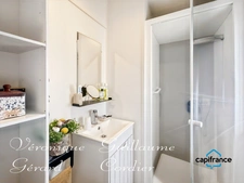 Mobil-Home de 32 M² de 2019, confortable avec belle terrasse et parcelle privative a vendre séparément en PRL.