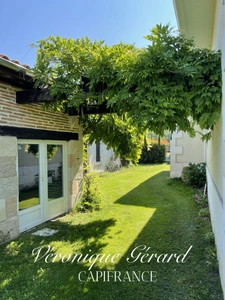 Belle Girondine avec Gîte et boxes pour chevaux à SAINT CHRISTOPHE DE DOUBLE sur 12000M² de terrain. 