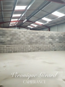 HANGAR POLYVALENT DE 200 M2 PLUS GARAGE SUR TERRAIN CLOS