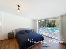 MAISON FAMILIALE ET LUMINEUSE 4 CHAMBRES AVEC PISCINE ET JARDIN ENTIEREMENT CLOS