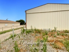 HANGAR POLYVALENT DE 200 M2 PLUS GARAGE SUR TERRAIN CLOS
